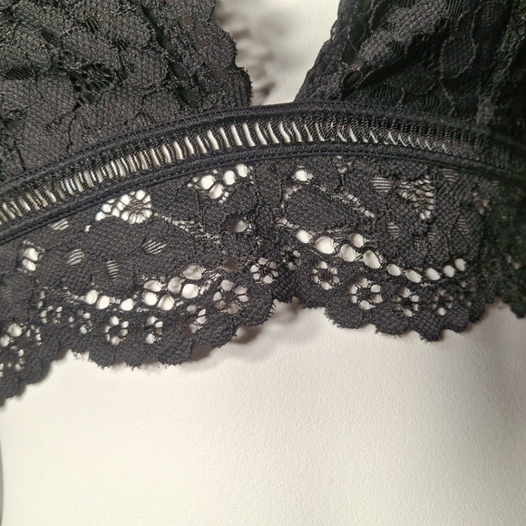 Victoria's Secret Black Lace Plunge Bralette - Picture 2 of 11